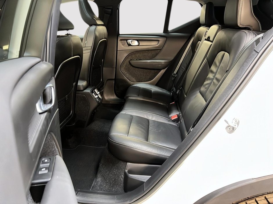 2023 Volvo XC40 ULTIMATE DARK CUIR TOIT PANO NAV 4RM-8