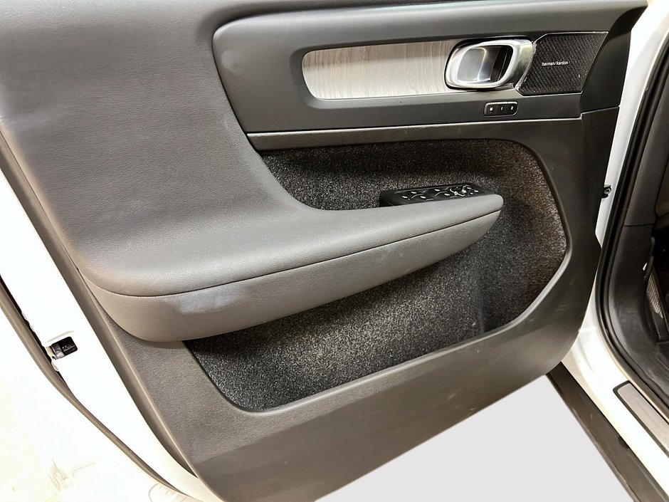 2023 Volvo XC40 ULTIMATE DARK CUIR TOIT PANO NAV 4RM-24