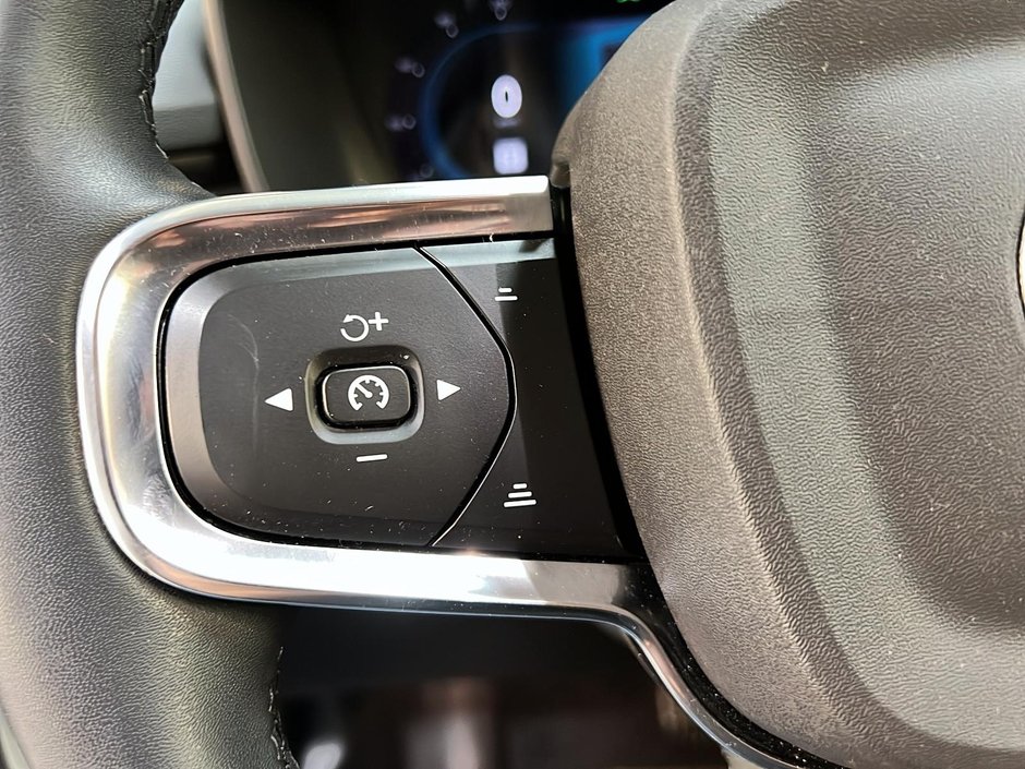 2023 Volvo XC40 ULTIMATE DARK CUIR TOIT PANO NAV 4RM-21