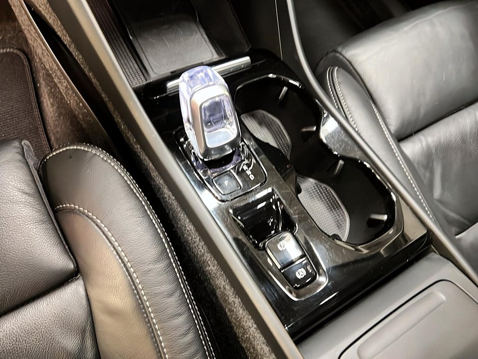 2023 Volvo XC40 ULTIMATE DARK CUIR TOIT PANO NAV 4RM-14