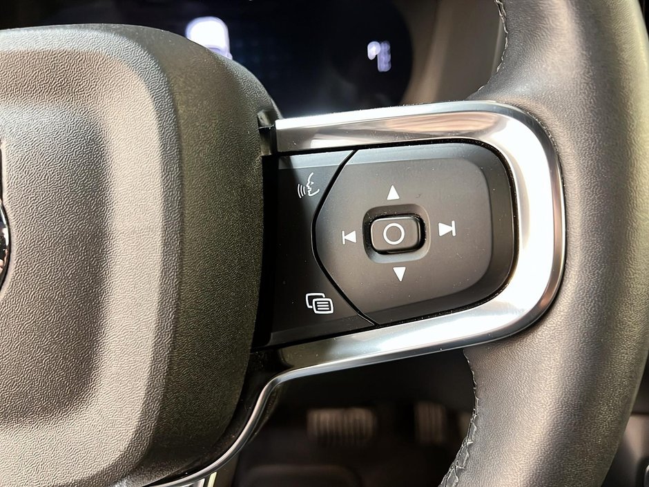 Volvo XC40 RECHARGE TWIN PLUS DARK TOIT PANO NAV 4RM 2024-19