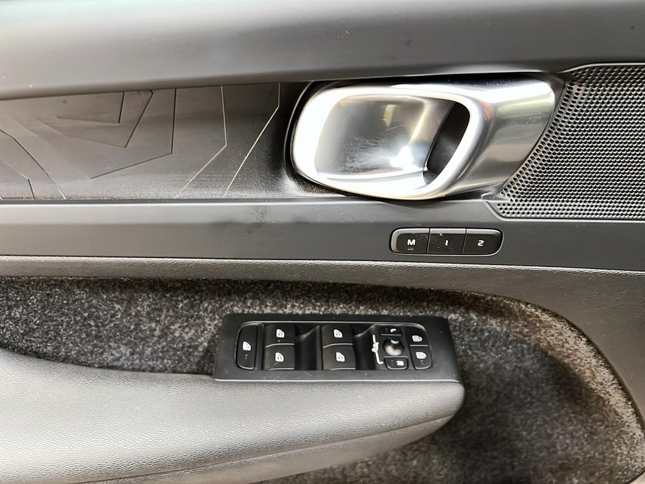 Volvo XC40 RECHARGE TWIN PLUS DARK TOIT PANO NAV 4RM 2024-22