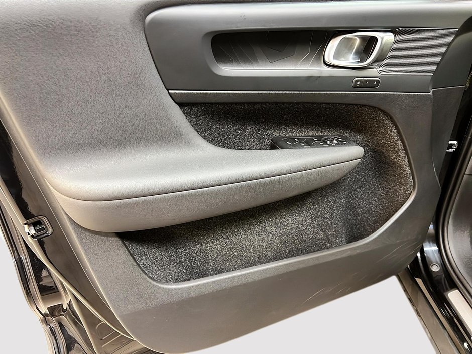 Volvo XC40 RECHARGE TWIN PLUS DARK TOIT PANO NAV 4RM 2024-23