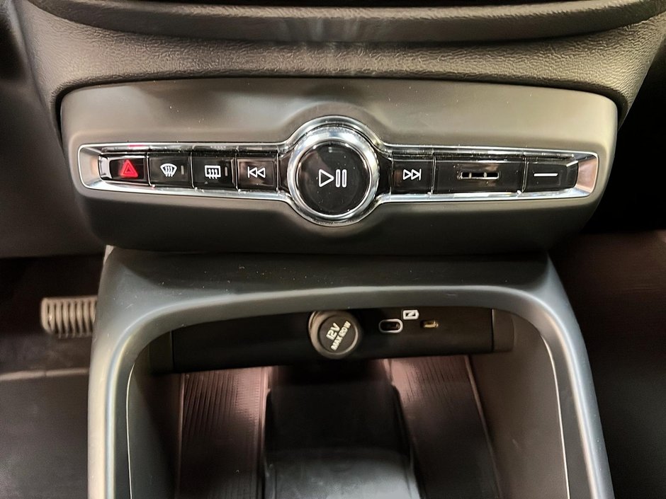 Volvo XC40 RECHARGE TWIN PLUS DARK TOIT PANO NAV 4RM 2024-15