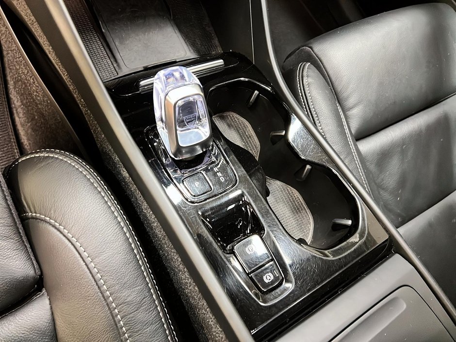 2024 Volvo XC40 B5 ULTIMATE CUIR TOIT PANO NAV 4RM-14