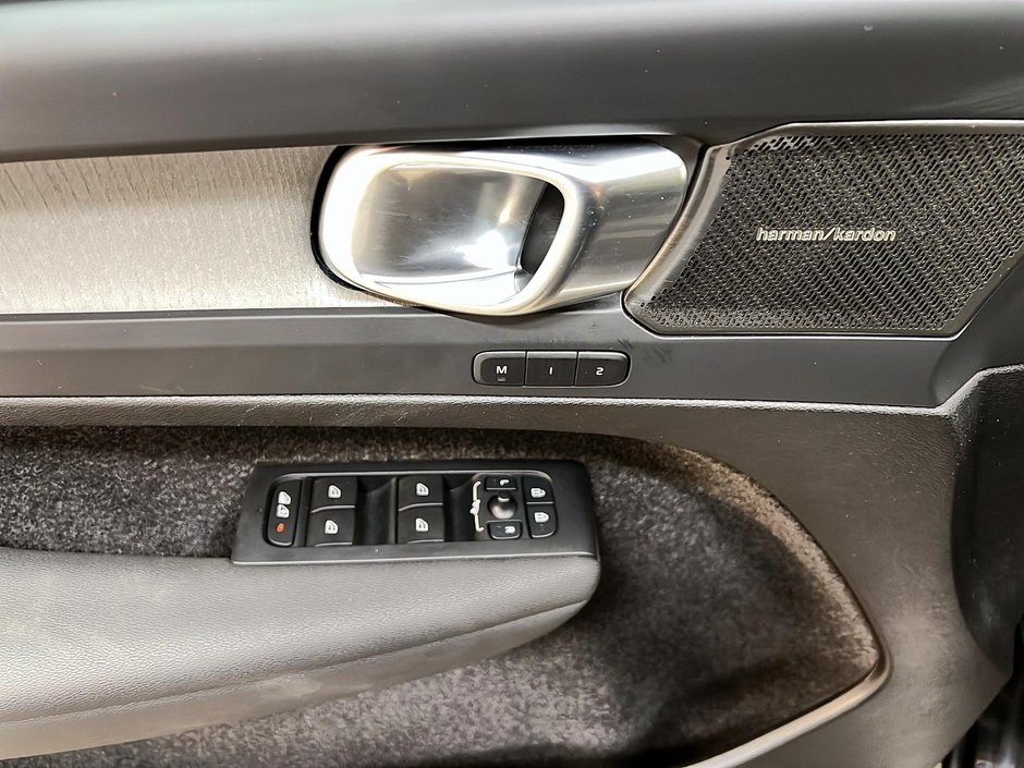 Volvo XC40 B5 ULTRA CUIR TOIT PANO NAV 4RM 2025-23