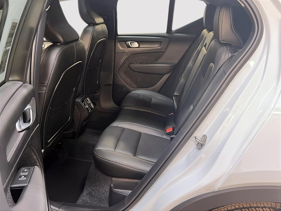 Volvo XC40 B5 PLUS CUIR TOIT PANO 4RM 2025-10