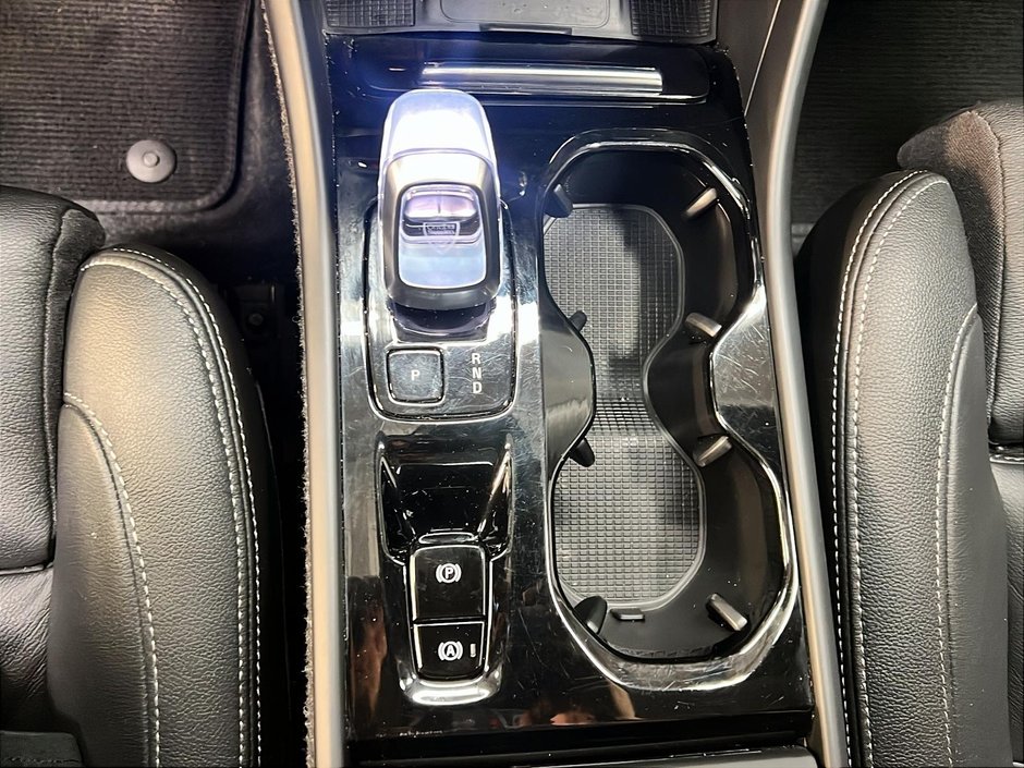 Volvo XC40 B5 PLUS CUIR TOIT PANO 4RM 2025-14