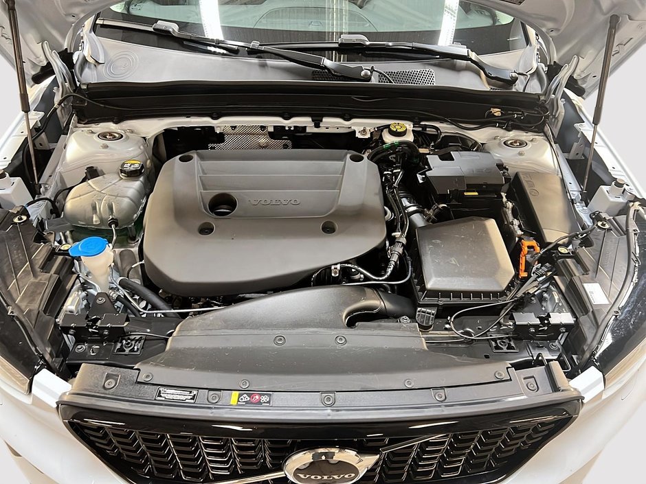 Volvo XC40 B5 PLUS CUIR TOIT PANO 4RM 2025-11