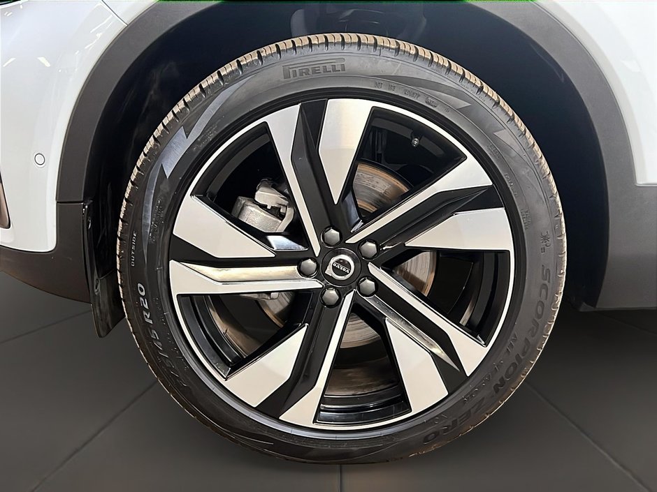 Volvo XC40 B5 PLUS CUIR TOIT PANO 4RM 2025-26