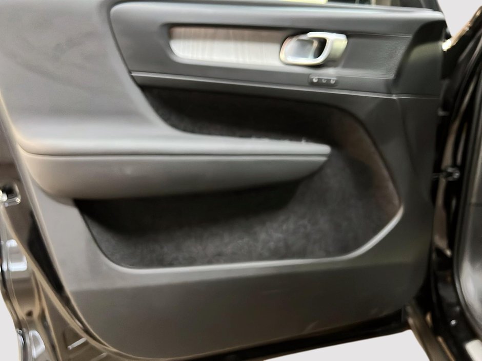 2025 Volvo XC40 B5 PLUS CUIR TOIT PANO NAV 4RM-24