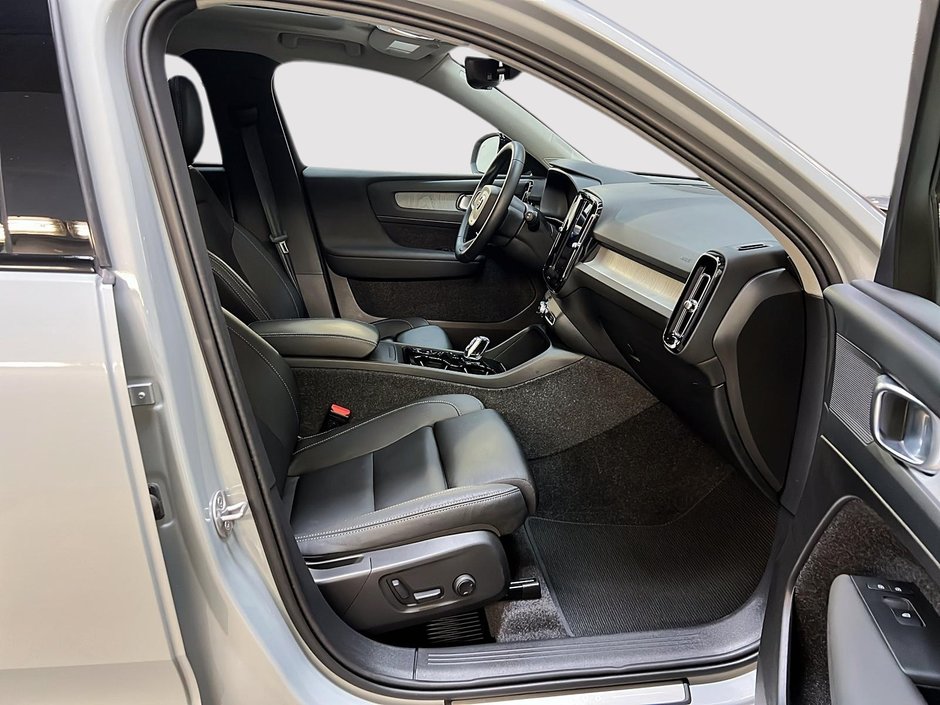 2025 Volvo XC40 B5 PLUS CUIR TOIT PANO NAV 4R,-7