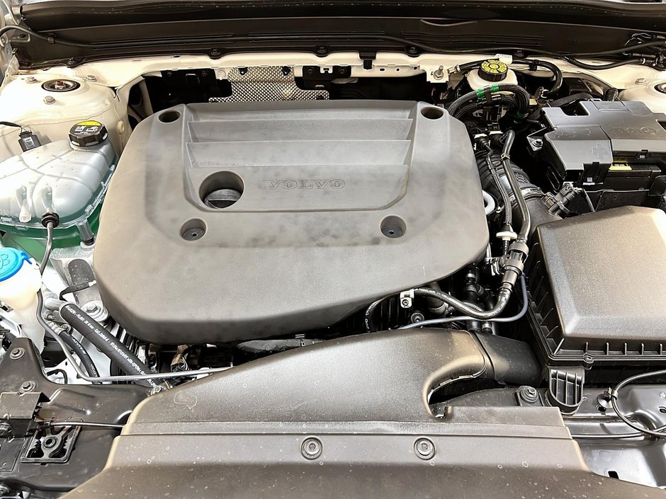 Volvo XC40 B5 PLUS CUIR TOIT PANO NAV 4RM 2025-11