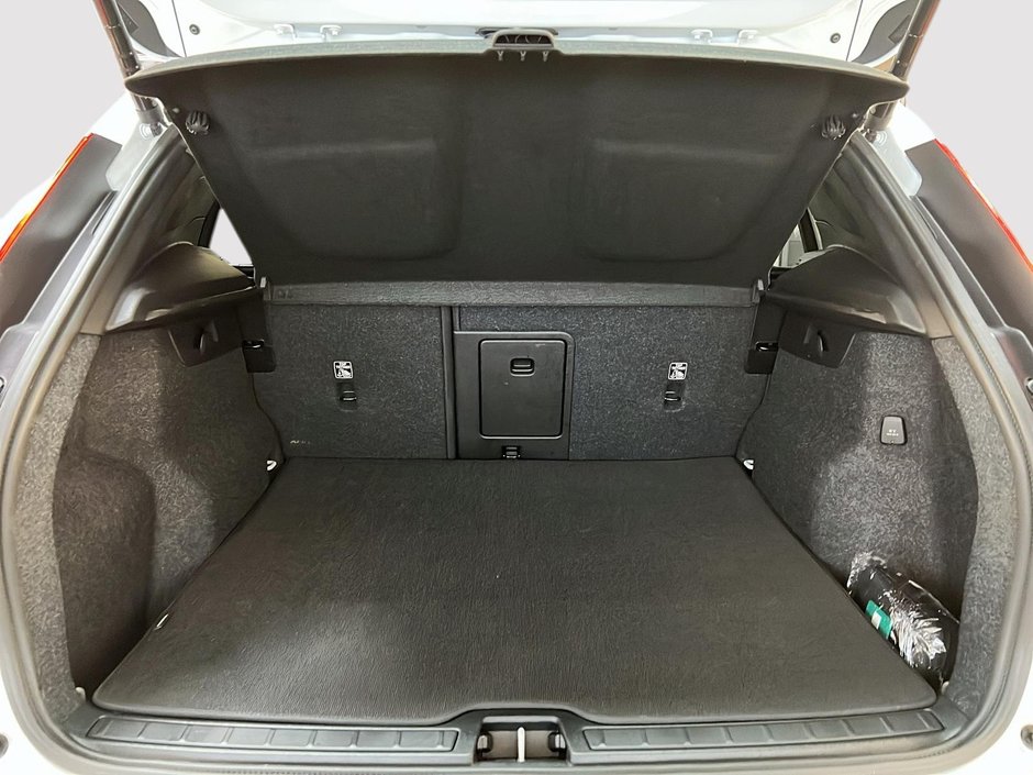 Volvo XC40 B5 PLUS CUIR TOIT PANO NAV 4RM 2025-12