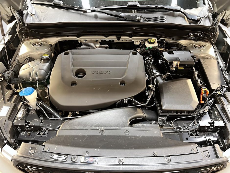 Volvo XC40 B5 PLUS DARK CUIR TOIT PANO NAV 4RM 2025-11