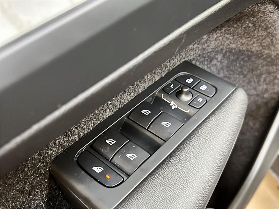 Volvo XC40 B5 PLUS DARK CUIR TOIT PANO NAV 4RM 2025-22