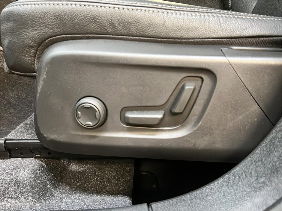 Volvo XC40 B5 PLUS DARK CUIR TOIT PANO NAV 4RM 2025-25