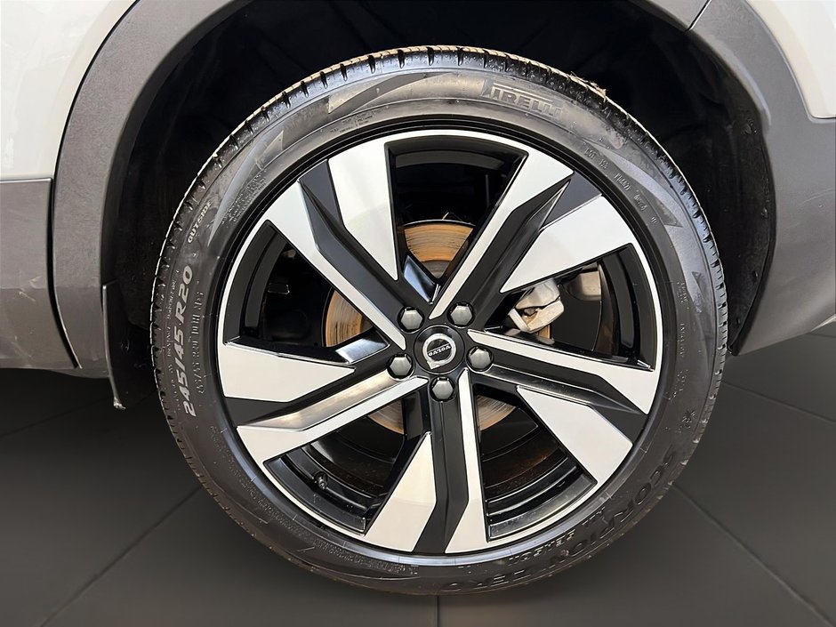 Volvo XC40 B5 PLUS DARK CUIR TOIT PANO NAV 4RM 2025-28
