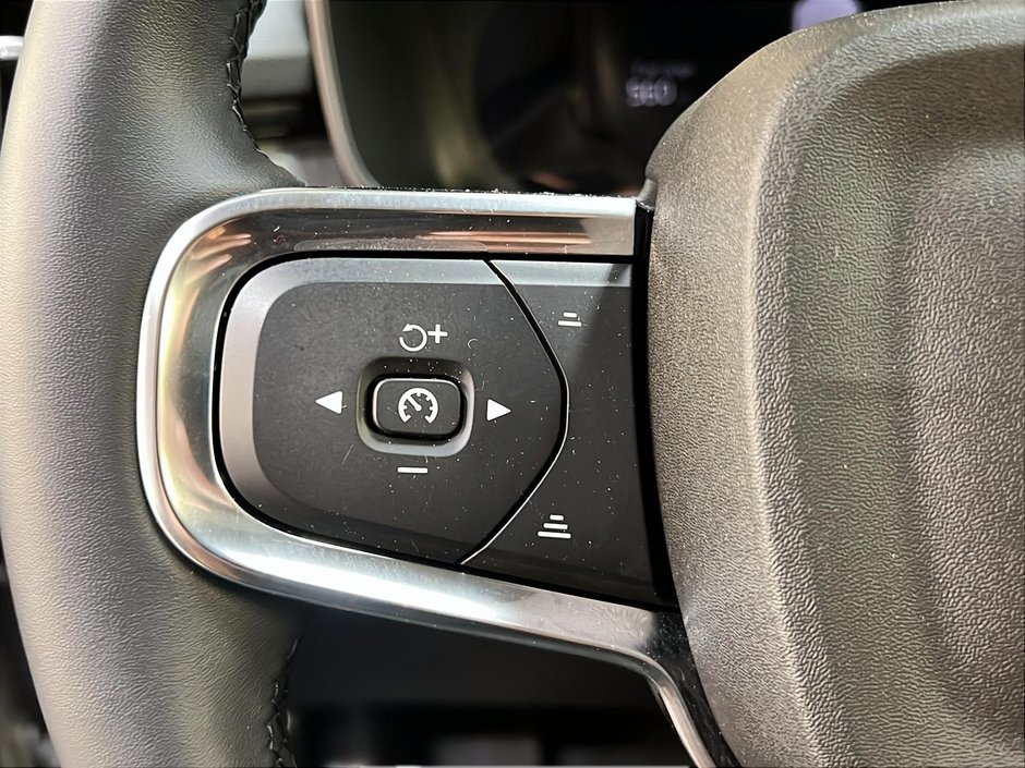 Volvo XC40 B5 PLUS DARK CUIR TOIT PANO NAV 4RM 2025-21
