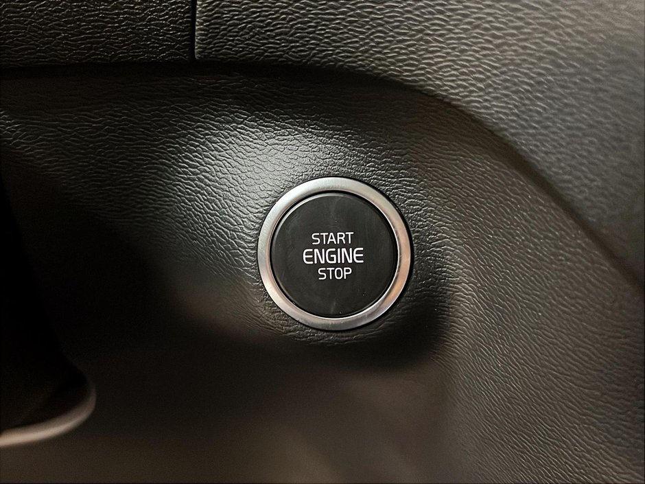Volvo XC40 B5 PLUS DARK CUIR TOIT PANO NAV 4RM 2025-19