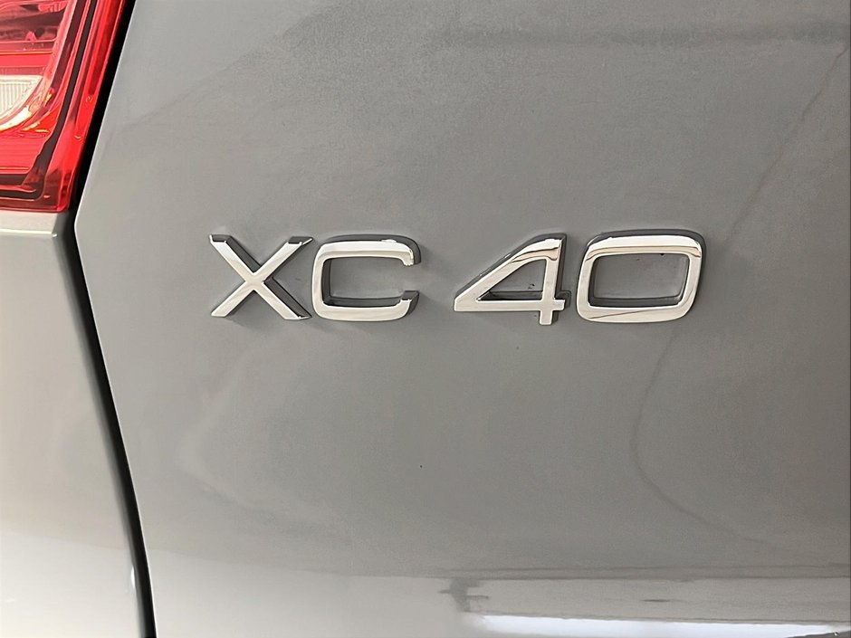 Volvo XC40 B5 PLUS DARK CUIR TOIT PANO NAV 4RM 2025-26