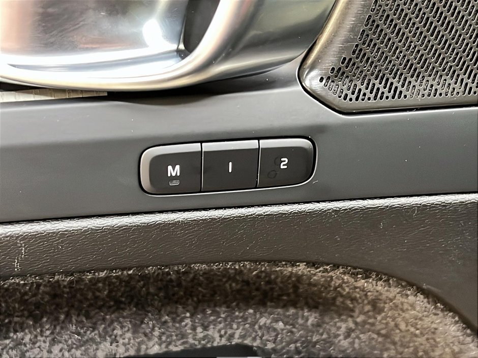 Volvo XC40 B5 PLUS DARK CUIR TOIT PANO NAV 4RM 2025-23