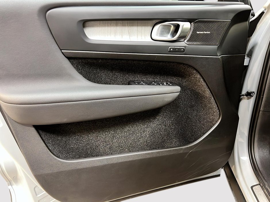 Volvo XC40 B5 PLUS DARK CUIR TOIT PANO NAV 4RM 2025-24