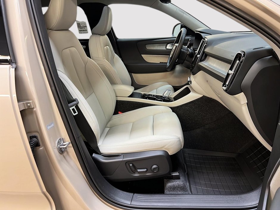 Volvo XC40 B5 ULTRA CUIR TOIT PANO NAV 4RM 2025-7