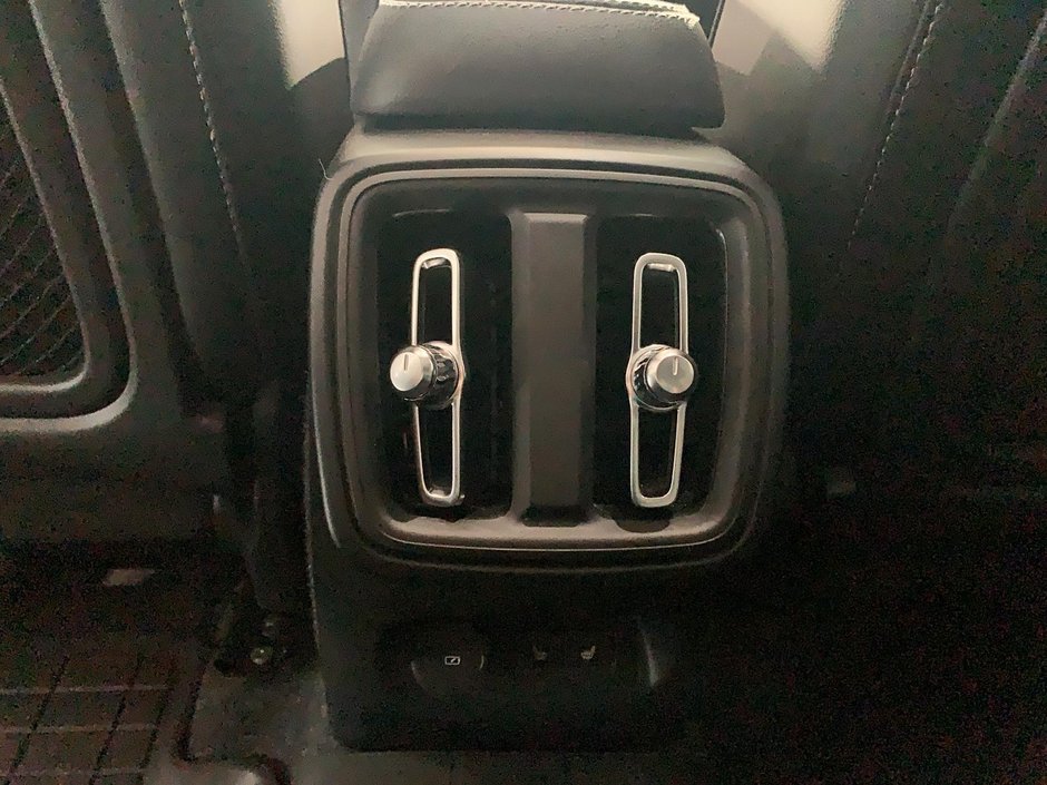 Volvo XC40 B5 PLUS CUIR TOIT PANO NAV 4RM 2025-17