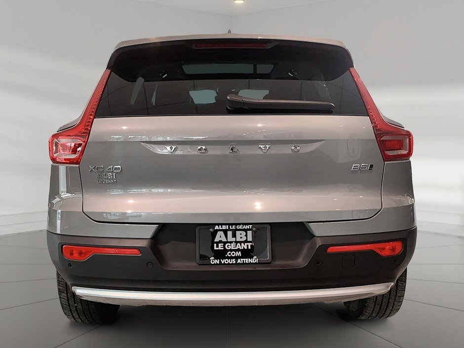 2025 Volvo XC40 B5 CORE CUIR TOIT PANO NAV 4RM-4