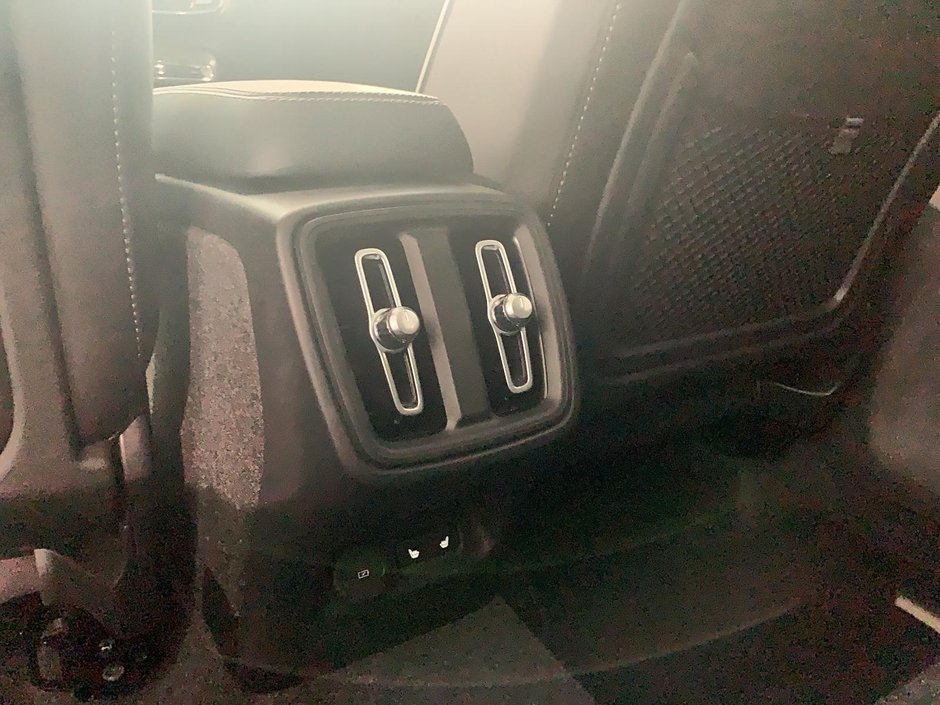 2025 Volvo XC40 B5 CORE CUIR TOIT PANO NAV 4RM-14