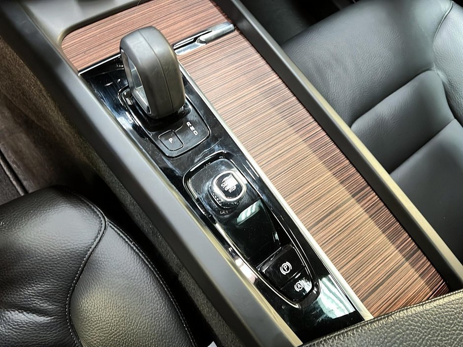 Volvo XC60 B6 MOMENTUM HYBRID CUIR TOIT PANO NAV 4RM 2022-15