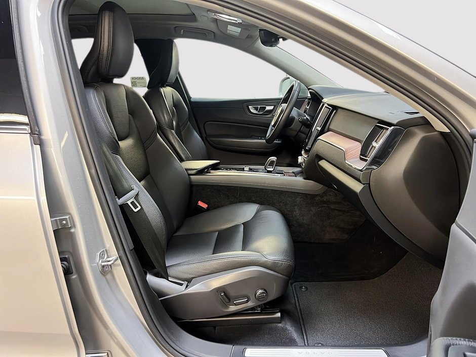 Volvo XC60 B6 MOMENTUM HYBRID CUIR TOIT PANO NAV 4RM 2022-7