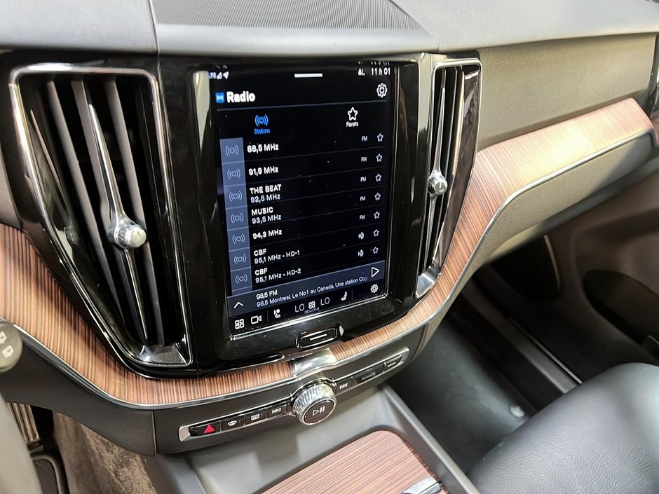 Volvo XC60 B6 MOMENTUM HYBRID CUIR TOIT PANO NAV 4RM 2022-17