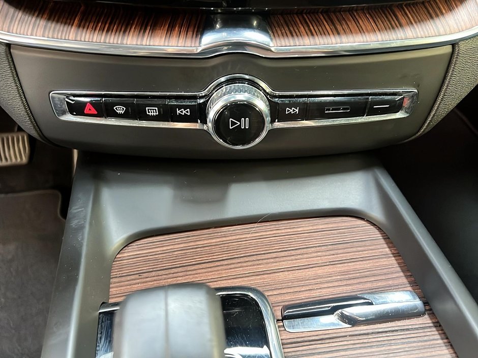 Volvo XC60 B6 MOMENTUM HYBRID CUIR TOIT PANO NAV 4RM 2022-16