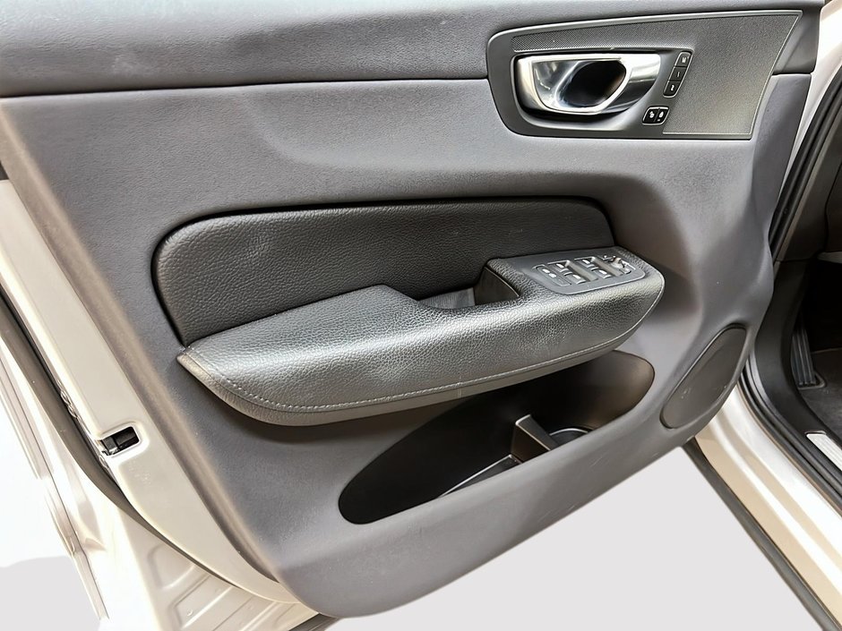 Volvo XC60 B6 MOMENTUM HYBRID CUIR TOIT PANO NAV 4RM 2022-24