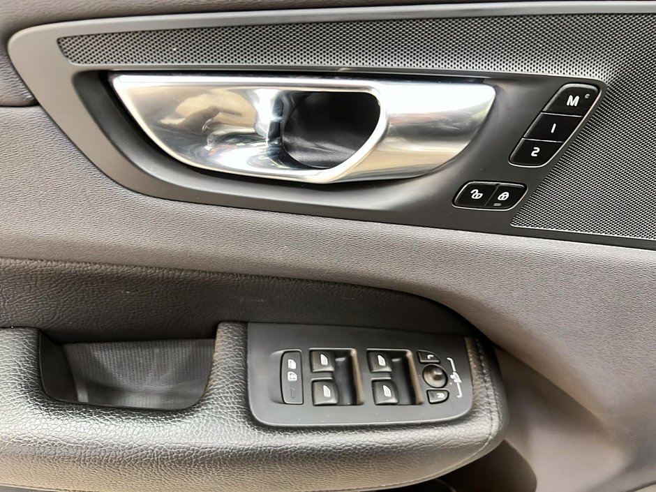 Volvo XC60 B6 MOMENTUM HYBRID CUIR TOIT PANO NAV 4RM 2022-23