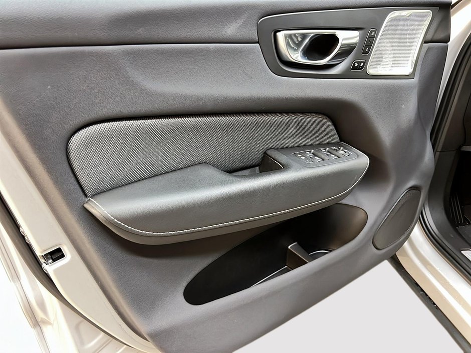 2022 Volvo XC60 B6 R-DESIGN CUIR TOIT PANO 4RM-25