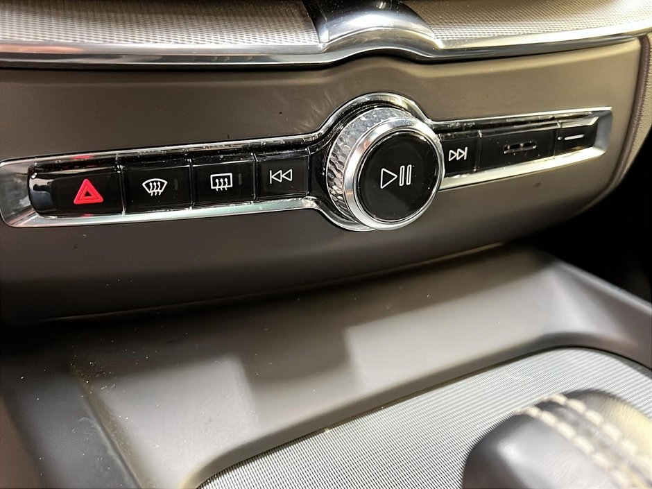 2022 Volvo XC60 B6 R-DESIGN CUIR TOIT PANO 4RM-16
