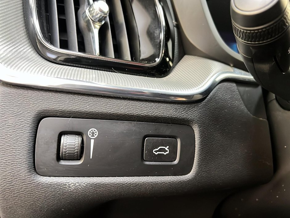 2022 Volvo XC60 B6 R-DESIGN CUIR TOIT PANO NAV 4RM-23