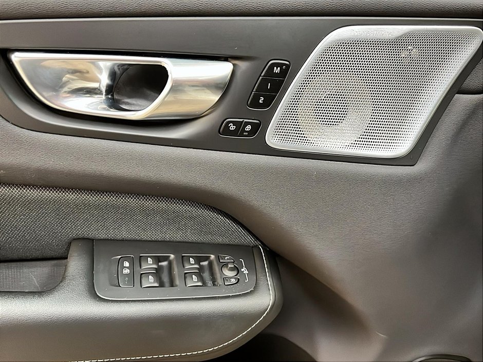 2022 Volvo XC60 B6 R-DESIGN CUIR TOIT PANO NAV 4RM-24