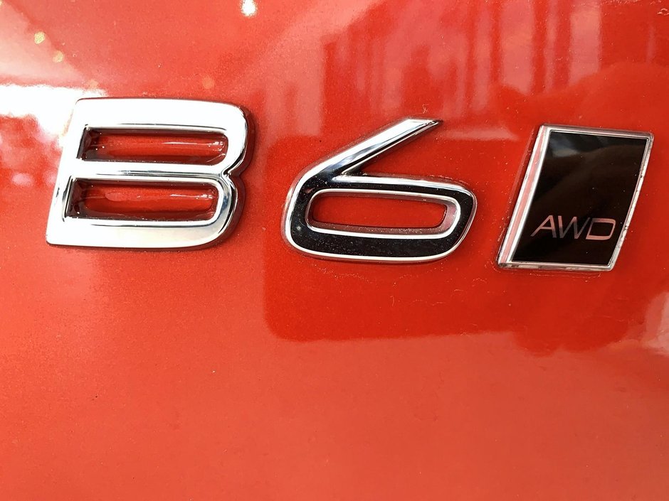 Volvo XC60 B6 R-DESIGN CUIR TOIT PANO NAV 4RM 2022-22