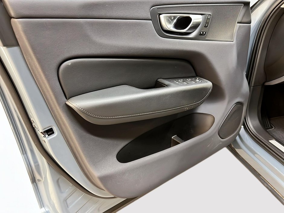 Volvo XC60 B6 PLUS DARK CUIR TOIT PANO NAV 4RM 2023-24