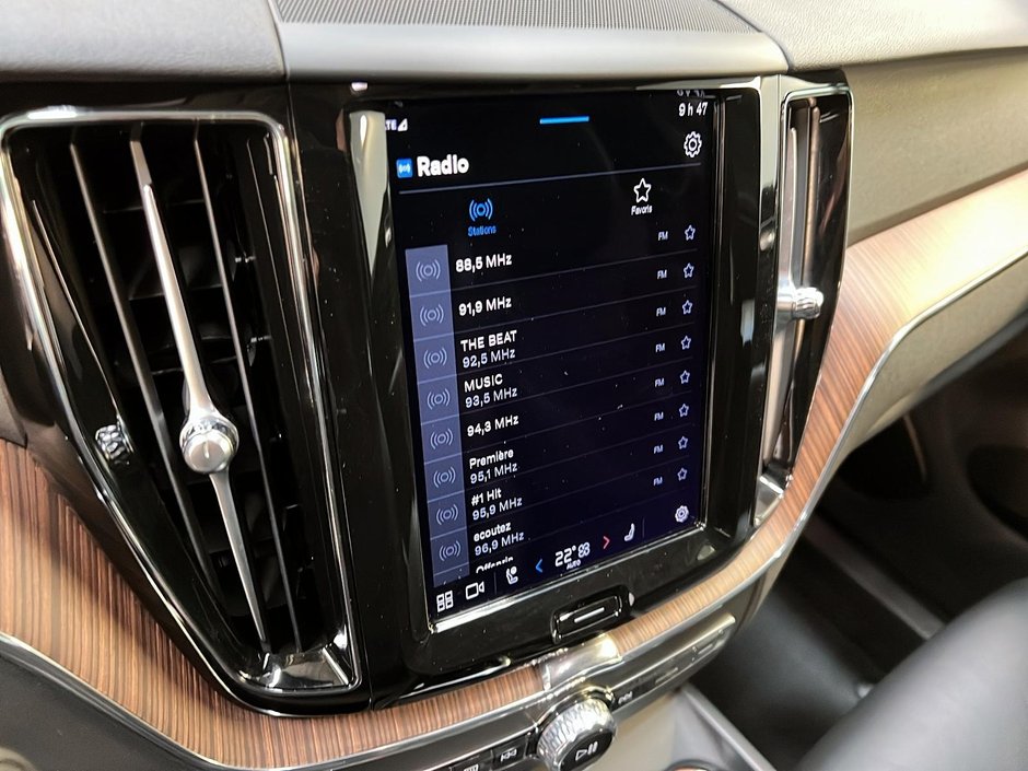 Volvo XC60 B6 PLUS DARK CUIR TOIT PANO NAV 4RM 2023-17