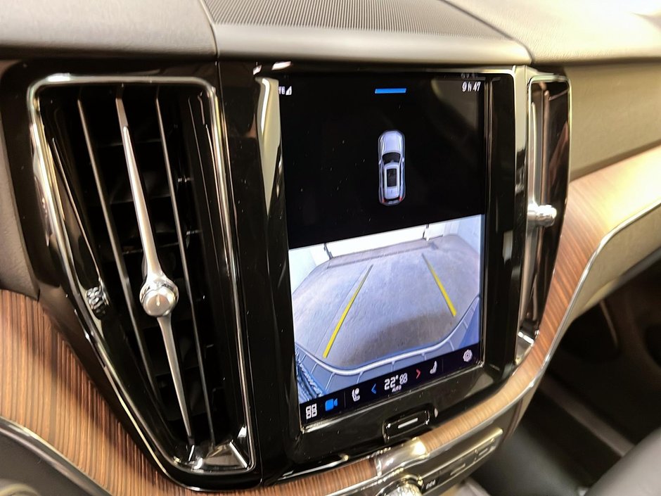 Volvo XC60 B6 PLUS DARK CUIR TOIT PANO NAV 4RM 2023-18