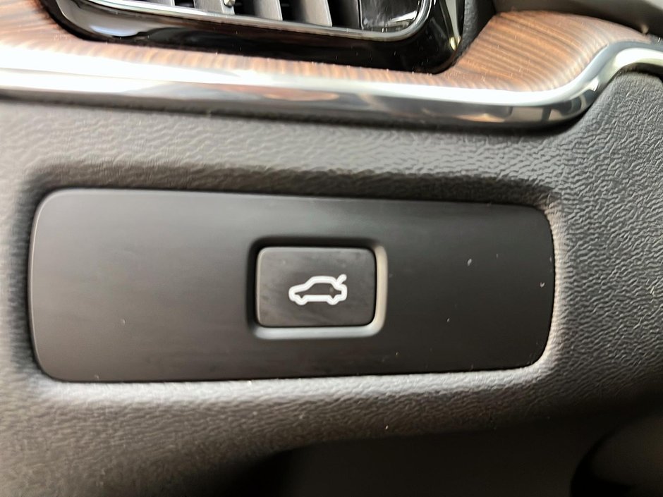 Volvo XC60 B6 PLUS DARK CUIR TOIT PANO NAV 4RM 2023-22
