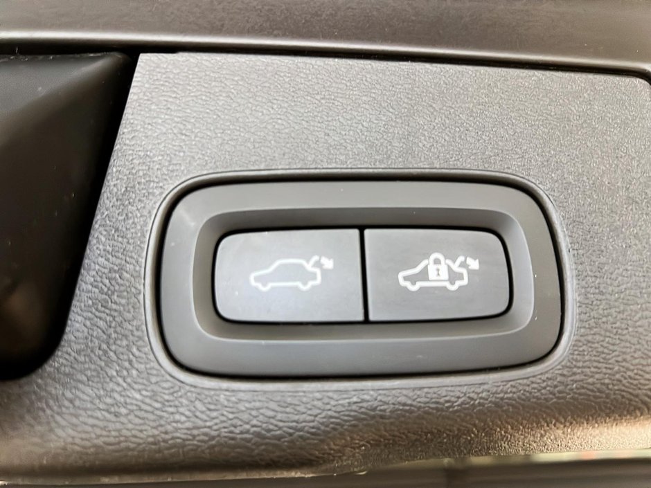 Volvo XC60 B6 PLUS DARK CUIR TOIT PANO NAV 4RM 2023-14