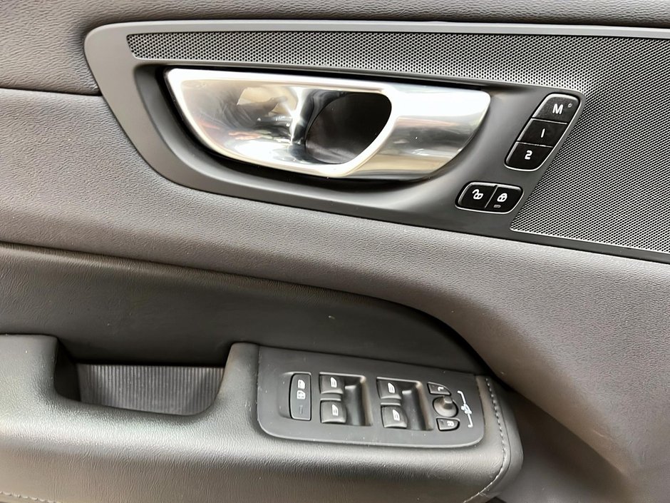 Volvo XC60 B6 PLUS DARK CUIR TOIT PANO NAV 4RM 2023-23