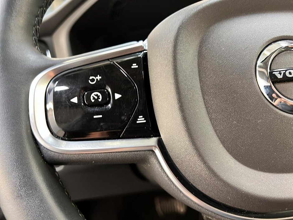 Volvo XC60 B6 PLUS DARK CUIR TOIT PANO NAV 4RM 2023-21