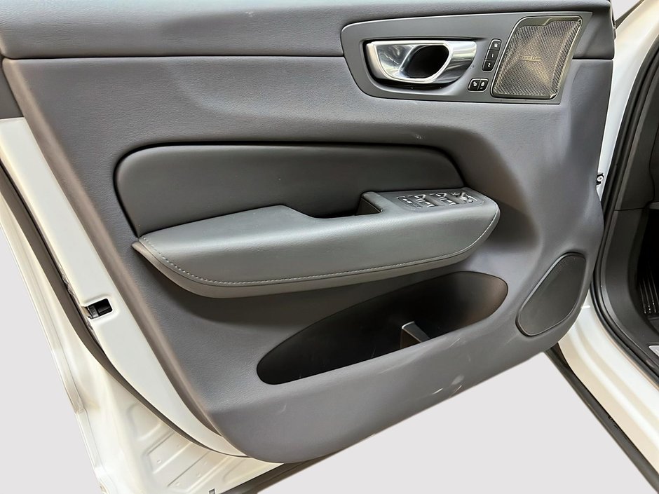 Volvo XC60 B6 PLUS CUIR TOIT PANO NAV 4RM 2023-24